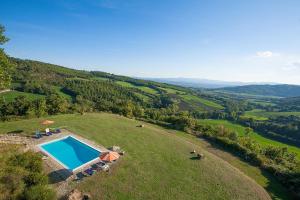 uma vista aérea de uma colina com uma piscina em Villa Torre Luna em Misciano