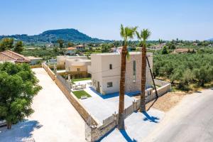 einen Luftblick auf eine Villa mit Palmen in der Unterkunft Villa Almo by Villa Plus in Planos