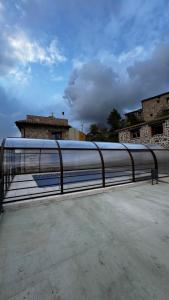 ArmallonesCasa rural Gerardo的建筑物旁边人行道上的金属栅栏