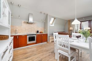 a kitchen and dining room with a table and chairs at Rent like home - Sienkiewicza in Zakopane