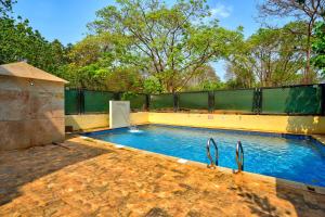 A piscina localizada em Luxurious Nirvana Apartment 2BHK ou nos arredores