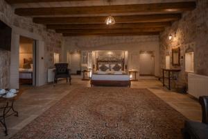 um quarto com uma cama num quarto com um tapete em Aydinli Cave Hotel em Goreme
