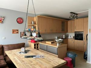 eine Küche mit einem Holztisch im Zimmer in der Unterkunft TH 615 Panoramic Hohegeiß in Braunlage