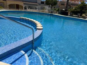 duży basen z niebieską wodą w obiekcie Holiday home with large roof terrace near La Mata beach w mieście Torrevieja