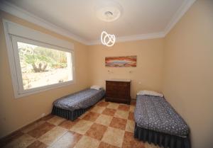 ein Schlafzimmer mit zwei Betten und einem Fenster in der Unterkunft Villa Belgica Premium Vista Panoramica in Peñíscola + 19 Fotos