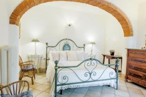 Schlafzimmer mit einem Bett und einem Tisch in der Unterkunft Fattoria la Luna 15 min da Firenze trilocale Archetti piscina e wi-fi in Lastra a Signa
