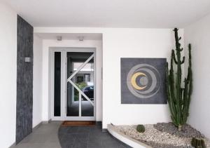un corridoio con un cactus accanto a una porta di HoliHome_Parri a Tortoreto