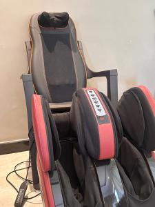 een lege autostoel met de rug omhoog bij Room stay near HAMPI in Koppal