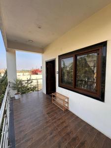 een balkon van een huis met een groot raam bij Room stay near HAMPI in Koppal