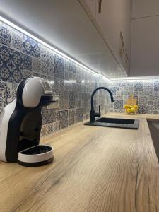 kuchnia z ekspresem do kawy na ladzie w obiekcie Komfi Apartment w mieście Białystok