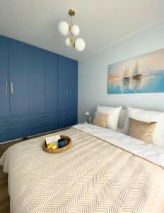 sypialnia z łóżkiem, na którym stoi miska z owocami w obiekcie Komfi Apartment w mieście Białystok