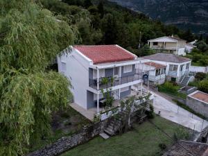 an aerial view of a white house with a yard at Apartments Matija in Sutomore