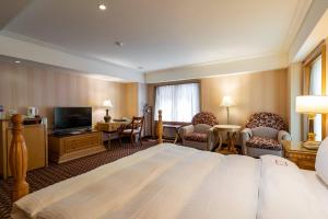 台北市にあるワイコロア ホテルのベッド1台、薄型テレビが備わるホテルルームです。