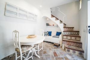 Camera bianca con tavolo e scale di Casa Hibiscus a Vejer de la Frontera Altre 9 foto