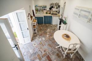 una cucina con un tavolo bianco e un tavolo e sedie di Casa Hibiscus a Vejer de la Frontera