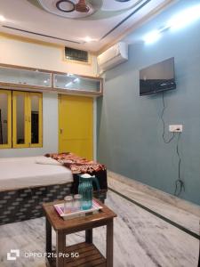 TV a/nebo společenská místnost v ubytování NIDHIVAN P. GUEST HOUSE
