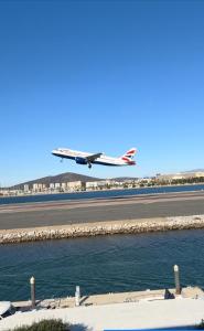 een vliegtuig vertrekt vanaf de startbaan bij Marina Club Luxury private studio with Pool and incredible views in Gibraltar