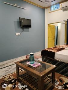 TV a/nebo společenská místnost v ubytování NIDHIVAN P. GUEST HOUSE