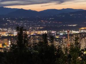 uitzicht op een stad 's nachts met verlichting bij Bungalovi Lana in Sarajevo