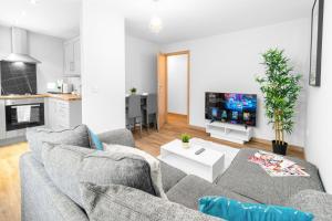 Una sala de estar con un sofá y un televisor. en Two Bed Apartment - Two Parking Spaces - Stourbridge - Top Rated - Netflix - Wifi - 1BS, en Amblecote
