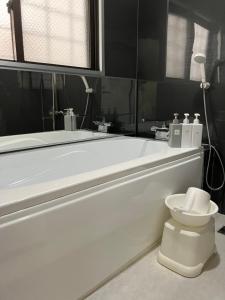 Bilik mandi di Okinawa 住宅風ゲストルームM's house