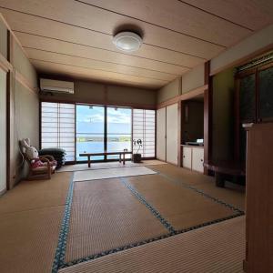 a room with a large room with a large window at 然舎(ZENSYA)お茶場隣の一軒家。自然の中BBQもできます。高速、駅近いラッキー in Kakegawa +32 photos