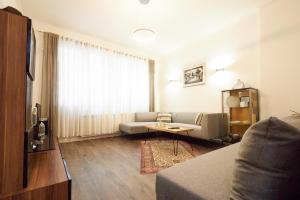 een woonkamer met een bank en een tafel bij Old Town Elegance Sarajevo in Sarajevo