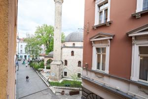 een oud gebouw met een silo midden op straat bij Old Town Elegance Sarajevo in Sarajevo