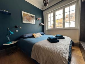 une chambre avec un lit avec deux serviettes dessus dans l'établissement L'Arsenal - Appartement Centre ville - Poche commerces & restaurant - 6 P, à Sélestat