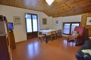 een woonkamer met een eettafel en stoelen bij Casa Faè Dolomiti in Madonna di Campiglio