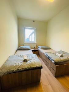 Tempat tidur dalam kamar di NoclegiNaKażdąKieszeń