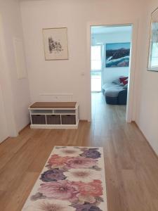 - un salon avec une table et un tapis dans l'établissement Apartment Panoramablick, à Klopein am Klopeiner See