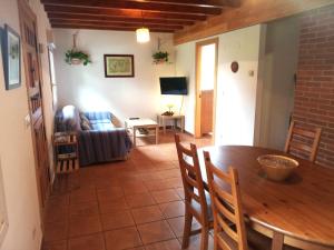 een woonkamer met een tafel en een bank bij Casa Rural Villapresente in Reocín