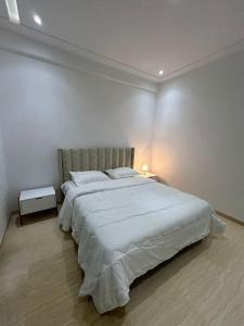 biała sypialnia z dużym łóżkiem w pokoju w obiekcie Moderne S2 Jardin de Carthage w mieście Tunis
