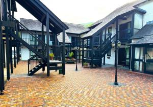 dziedziniec budynku ze schodami i ławką w obiekcie Quaysiders Club w mieście Ambleside
