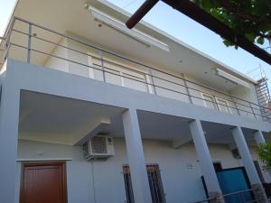 Casa bianca con balcone di Vila N Dervishi a Vlorë Altre 22 foto