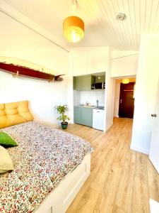 um quarto com uma cama grande e uma cozinha em COSY & SURF : Confort et vue Mer à Seignosse Le Penon em Seignosse