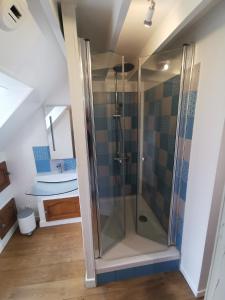 bagno con doccia e lavandino di Phare des Impressionnistes a Honfleur