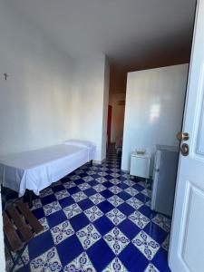 Sant'Andrea في كابو دورلاندو: غرفة بها أرضية من البلاط الأزرق والأبيض