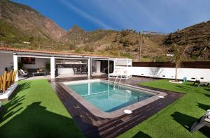 a house with a swimming pool in the middle of a yard at Villa Nahuel in Santa Cruz de Tenerife