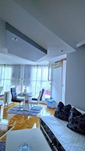 - un salon avec un canapé, des chaises et une table dans l'établissement Apartman Sekulić, à Doboj