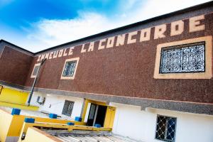a building with a sign that reads the little league interpreter at Studio Meublé - La Concorde - 1 Salon, 1e Chambre, 1e Salle de bain, 1e Cuisine in Yaoundé