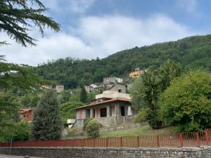 una casa al lado de una montaña en Villa Belvedere di Popiglio, en Popiglio