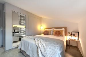 Schlafzimmer mit einem großen Bett und einem Fenster in der Unterkunft DANICA Luxury SeaSide Apartment in Šibenik