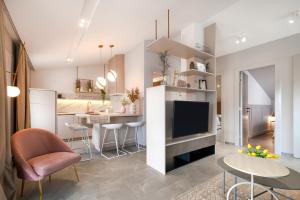 eine Küche und ein Wohnzimmer mit einem Esszimmer in der Unterkunft DANICA Luxury SeaSide Apartment in Šibenik