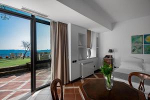 - un salon avec un lit et une table avec vue dans l'établissement La Locanda Del Pontefice - Luxury Country House, à Castel Gandolfo