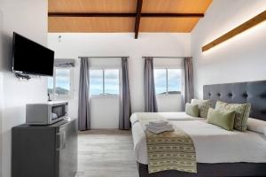 um quarto com uma cama e uma televisão de ecrã plano em Charming and comfortable apartment Casa Lomo El Aire Helecho em Tegueste