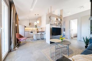 ein Wohnzimmer mit einem Sofa und einem Tisch in der Unterkunft DANICA Luxury SeaSide Apartment in Šibenik