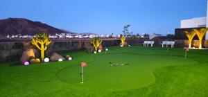 een golfbaan met een golfer op de green bij VILLA KARLA in Playa Blanca