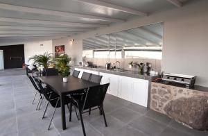 a kitchen with a table and chairs and a counter at Villa Nahuel in Santa Cruz de Tenerife